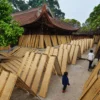 Traditional bamboo weaving in a narrow alley at Tho Ha village, showcasing Vietnamese handicraft culture.